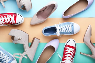 Renkli arka planda farklı kadın ayakkabıları.