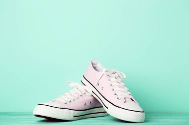 Nane arkaplanda bir çift pembe spor ayakkabı
