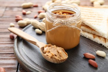 Tahta masada fıstık ve ekmek ile fıstık ezmesi.