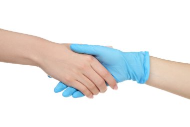 Doktor ve hasta beyaz arka planda el sıkışıyor