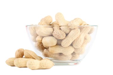 Cam kasedeki fıstıklar beyaz arka planda izole edilmiş.