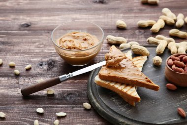 Tahta masada fıstık ve ekmek ile fıstık ezmesi.