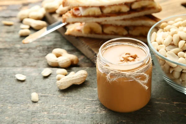 Mantequilla Maní Frasco Con Pan Nueces Mesa Madera — Foto de Stock