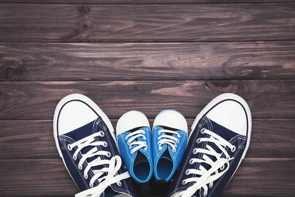 Vaderdag Concept Schoenen Van Vader Zoon Bruine Houten Tafel — Stockfoto