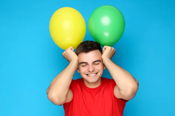 Yuong Uomo Con Palloncini Sfondo Blu — Foto Stock