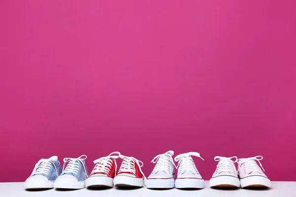 Sepatu Warna Warni Yang Berbeda Pada Latar Belakang Merah Muda — Stok Foto