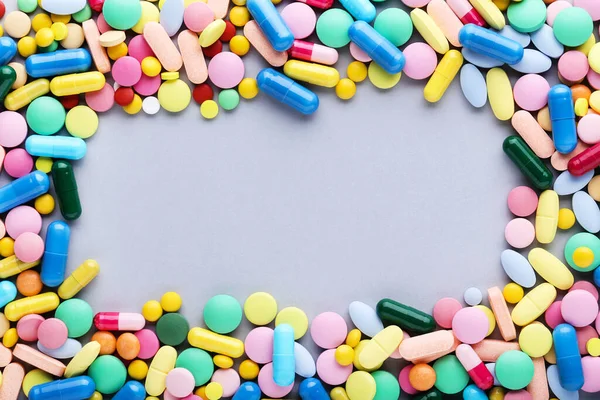 Színes Tabletták Szürke Háttér — Stock Fotó