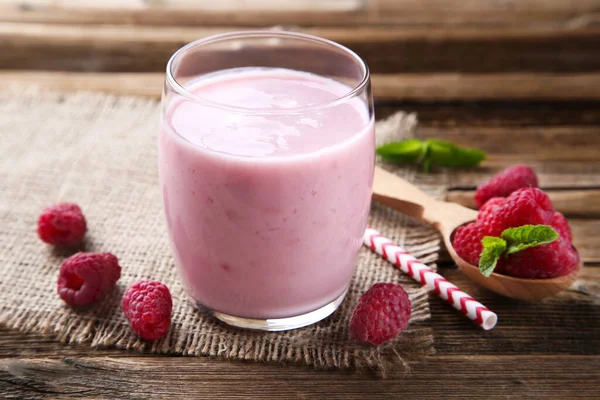 Málna Smoothie Üvegben Szalmával Barna Asztalon — Stock Fotó