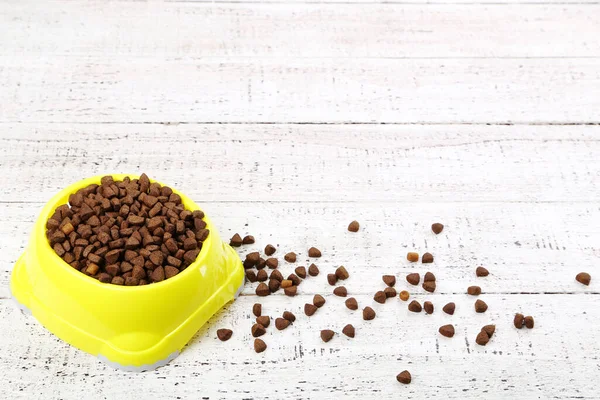 Droog Voeder Voor Gezelschapsdieren Schaal Witte Houten Tafel — Stockfoto