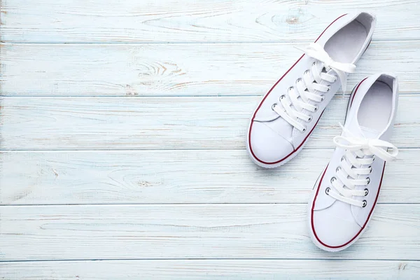 Par Zapatillas Mesa Madera Blanca — Foto de Stock