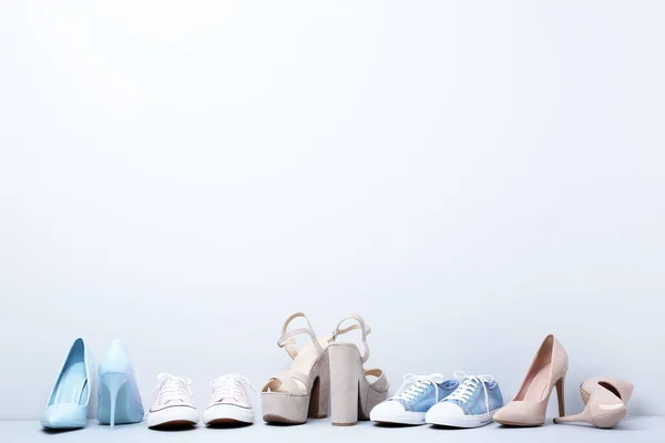 Zapatos Femeninos Diferentes Sobre Fondo Gris —  Fotos de Stock