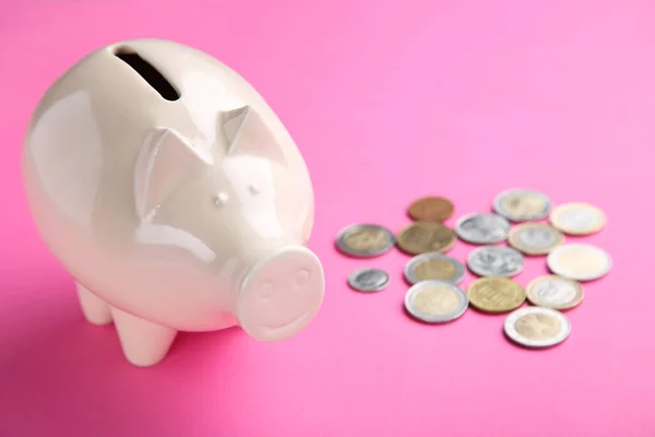 Piggybank Монетами Розовом Фоне — стоковое фото