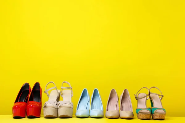 Zapatos Tacón Alto Diferentes Sobre Fondo Amarillo —  Fotos de Stock