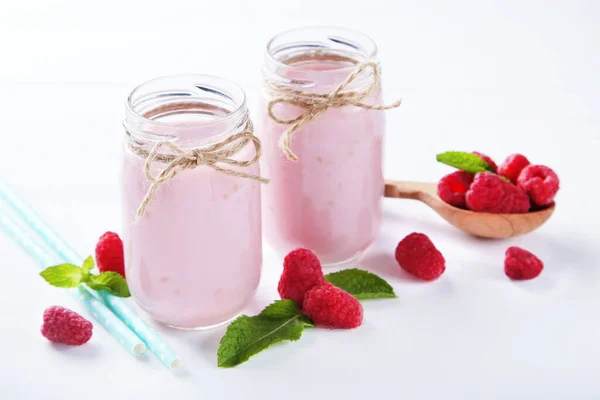 Batido Framboesa Jarros Vidro Com Colher Mesa Madeira Branca — Fotografia de Stock