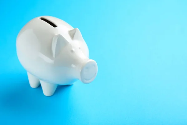 Piggybank Fundo Azul — Fotografia de Stock