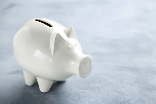 Piggybank Fundo Cinza — Fotografia de Stock