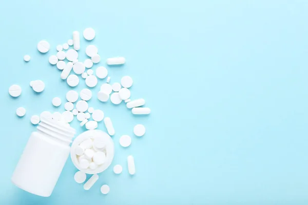 Gyógyszer Tabletták Palackok Kék Alapon — Stock Fotó