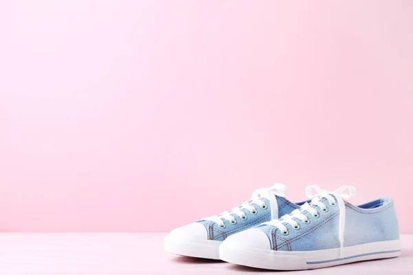 Par Blå Sneakers Rosa Träbord — Stockfoto
