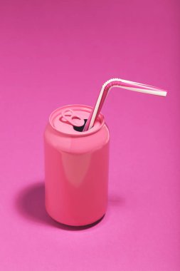 Pembe arka planda saman olan alüminyum kutu. Minimalizm kavramı