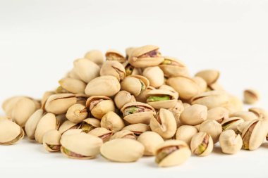 Beyaz arka planda lezzetli fıstıklar