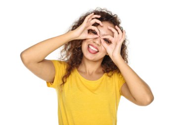 Beyaz arka planda genç bir Amerikalı kız