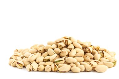 Fıstıklar beyaz arkaplanda izole edilmiş