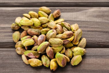 Ahşap masada lezzetli fıstıklar.