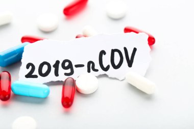 Metin 2019-nCov Gri arka planda renkli haplarla