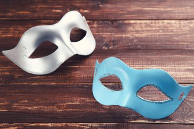 Kahverengi ahşap masada karnaval maskeleri