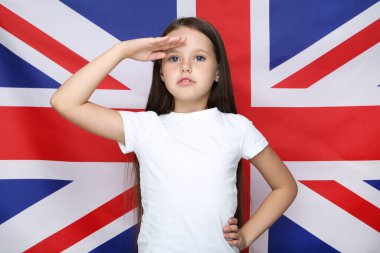 Genç güzel kız İngiliz bayrağını selamlıyor