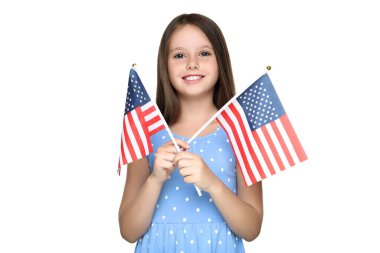 Beyaz arka planda Amerikan bayrakları tutan genç kız.