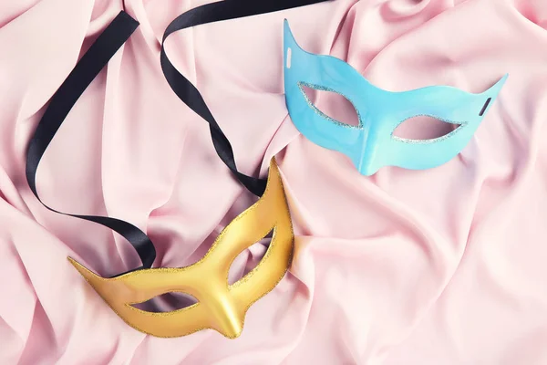 Karneval Masky Stuhou Růžovém Pozadí Tkaniny — Stock fotografie