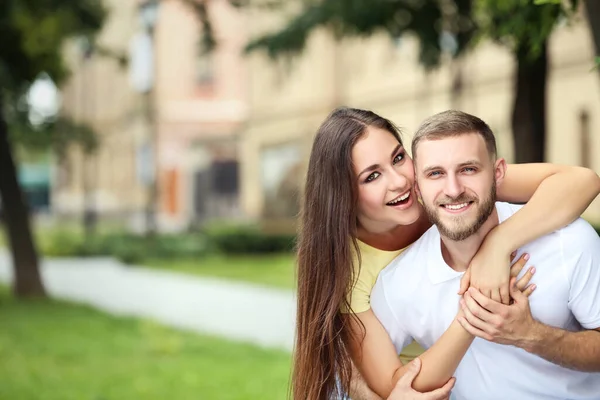 Šťastný Mladý Pár Parku — Stock fotografie