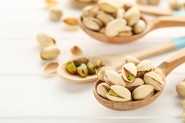 Pistachos Cucharas Sobre Mesa Madera Blanca —  Fotos de Stock