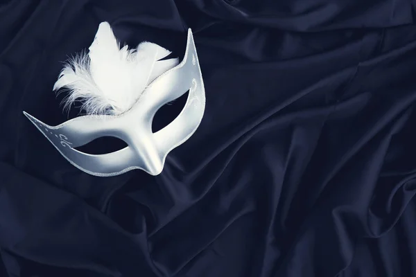 Karneval Maska Bílým Peřím Černém Pozadí Tkaniny — Stock fotografie