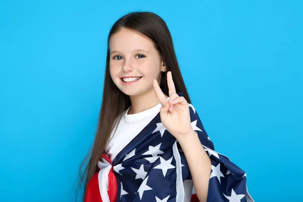 Menina Com Bandeira Americana Mostrando Polegar Para Cima Fundo Azul — Fotografia de Stock