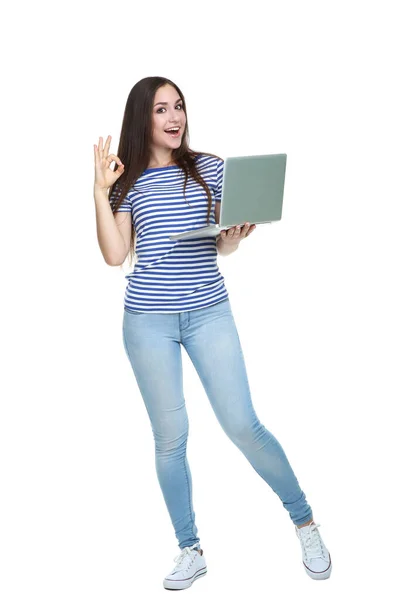白い背景に隔離されたラップトップコンピュータを持つ若い女の子 — ストック写真