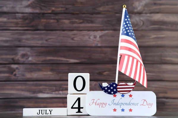 Tekst Gelukkige Onafhankelijkheidsdag Met Kubuskalender Vlag Houten Achtergrond — Stockfoto