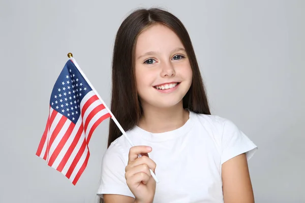 Jong Meisje Met Amerikaanse Vlag Grijze Achtergrond — Stockfoto