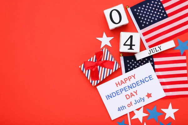Tekst Gelukkige Onafhankelijkheidsdag Met Vlaggen Geschenkdoos Kubuskalender Rode Achtergrond — Stockfoto