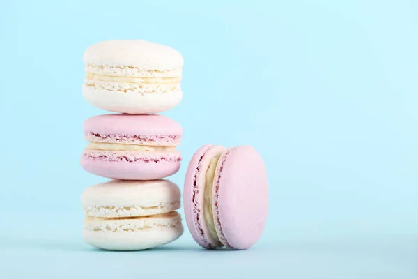 Süße Macarons Auf Blauem Hintergrund Minimalistisches Konzept — Stockfoto