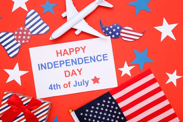 Text Happy Independence Day Mit Flagge Geschenkbox Und Papiersternen Auf — Stockfoto