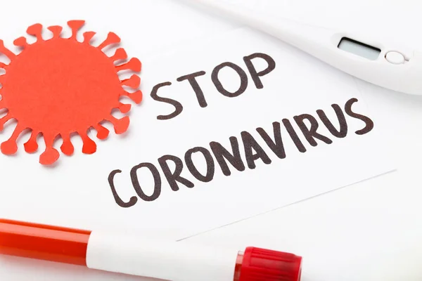 Texto Parar Coronovirus Com Termômetro Tubo Teste Fundo Branco — Fotografia de Stock