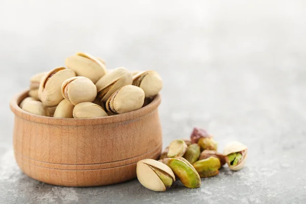 Sabrosos Pistachos Tazón Sobre Fondo Gris —  Fotos de Stock