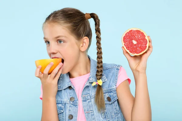 Menina Comendo Toranja Fundo Azul — Fotografia de Stock