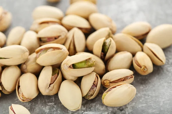 Sabrosos Pistachos Sobre Fondo Gris — Foto de Stock