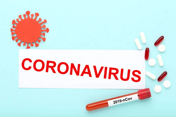 Testo Coronavirus Con Pillole Provetta Con Sangue Sfondo Blu — Foto Stock