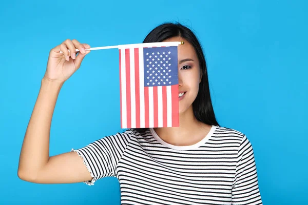 Mujer Joven Sosteniendo Bandera Americana Sobre Fondo Azul —  Fotos de Stock