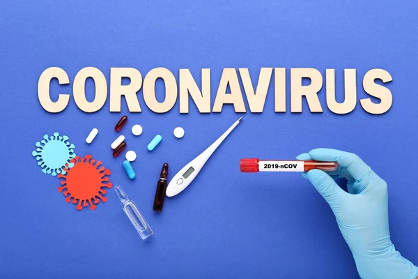 Testo Coronavirus Con Pillole Termometro Fiala Provetta Fondo Blu — Foto Stock