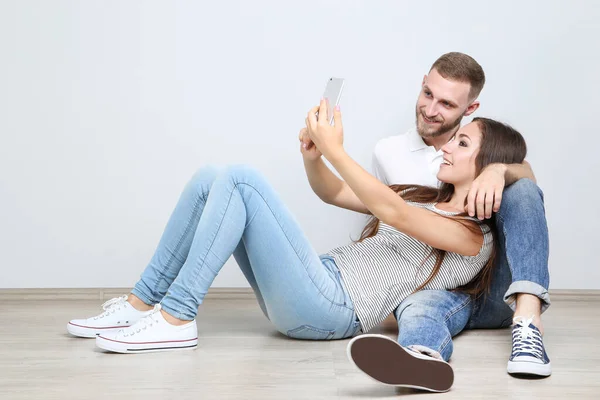 Feliz Joven Pareja Haciendo Selfie Teléfono Inteligente — Foto de Stock